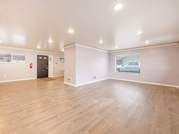 3rd image of 1526 South Ave W