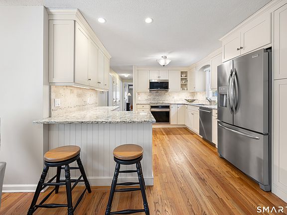 5th image of 115 Oak Avenue