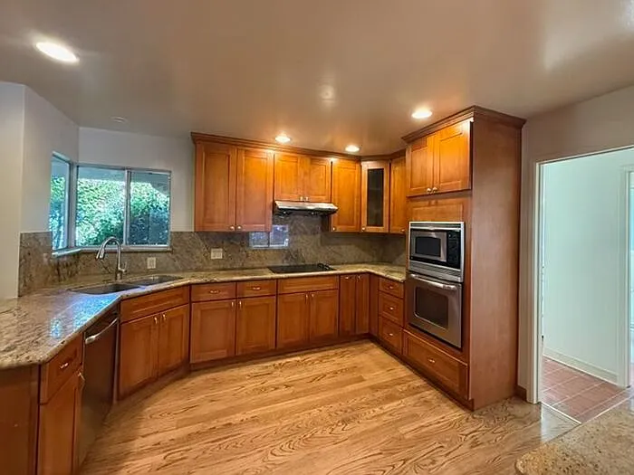 75 Stuart Ct — Photo 18