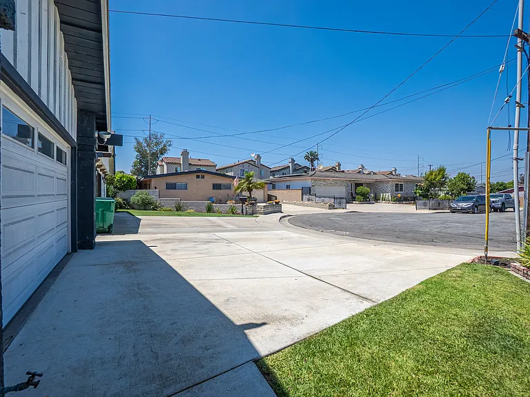 15634 Wharff Ln — Photo 31
