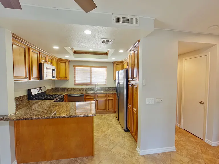 1940 Maple Ave #101 — Photo 5