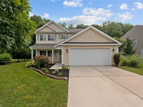 307 Walnut Crossing Dr, Whitsett, NC 27377