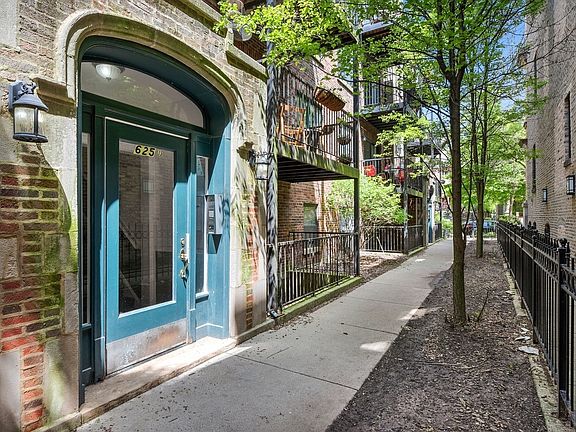 2nd image of 625.5 W Arlington Pl #3N