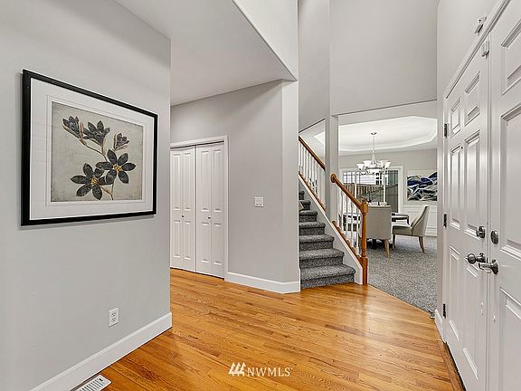 Bright Entry Way with 2 story ceilings!