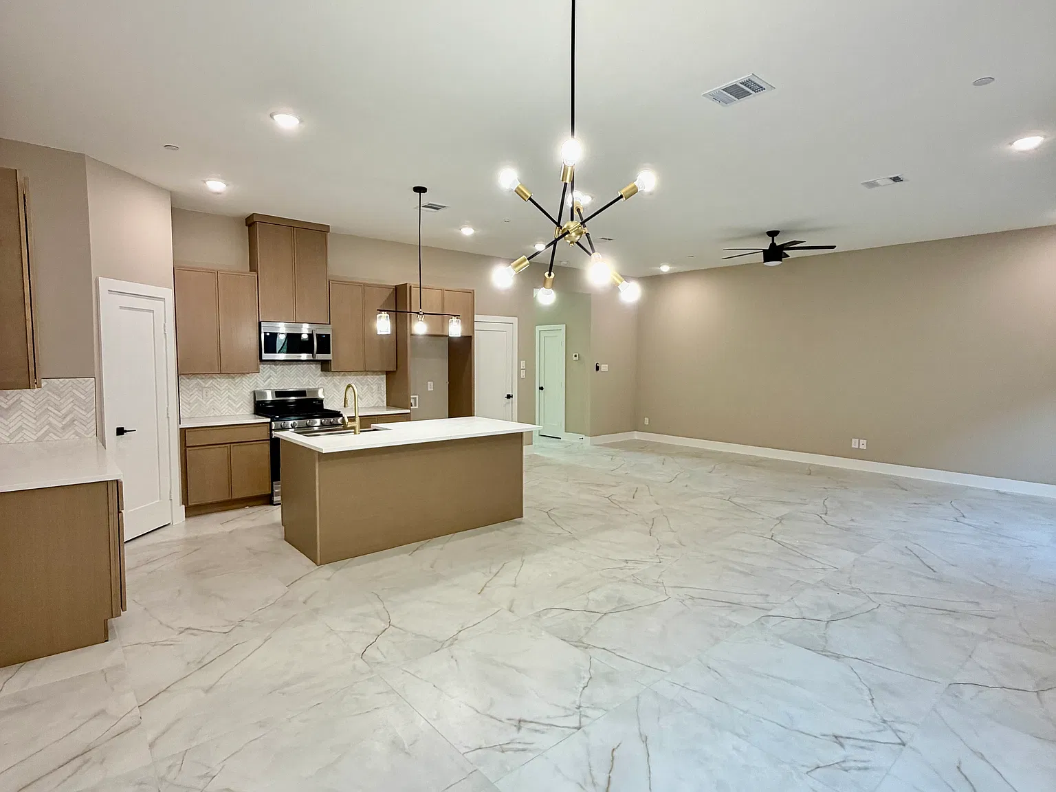 3 bed, 2.5 bath, 2092 sqft, $3,000 — Photo 3