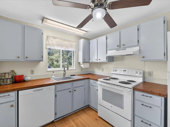 4950 Amberwood Ln, North Charleston, SC 29418