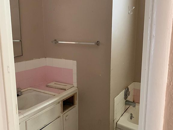 5th image of 3511 E Rialto Ave