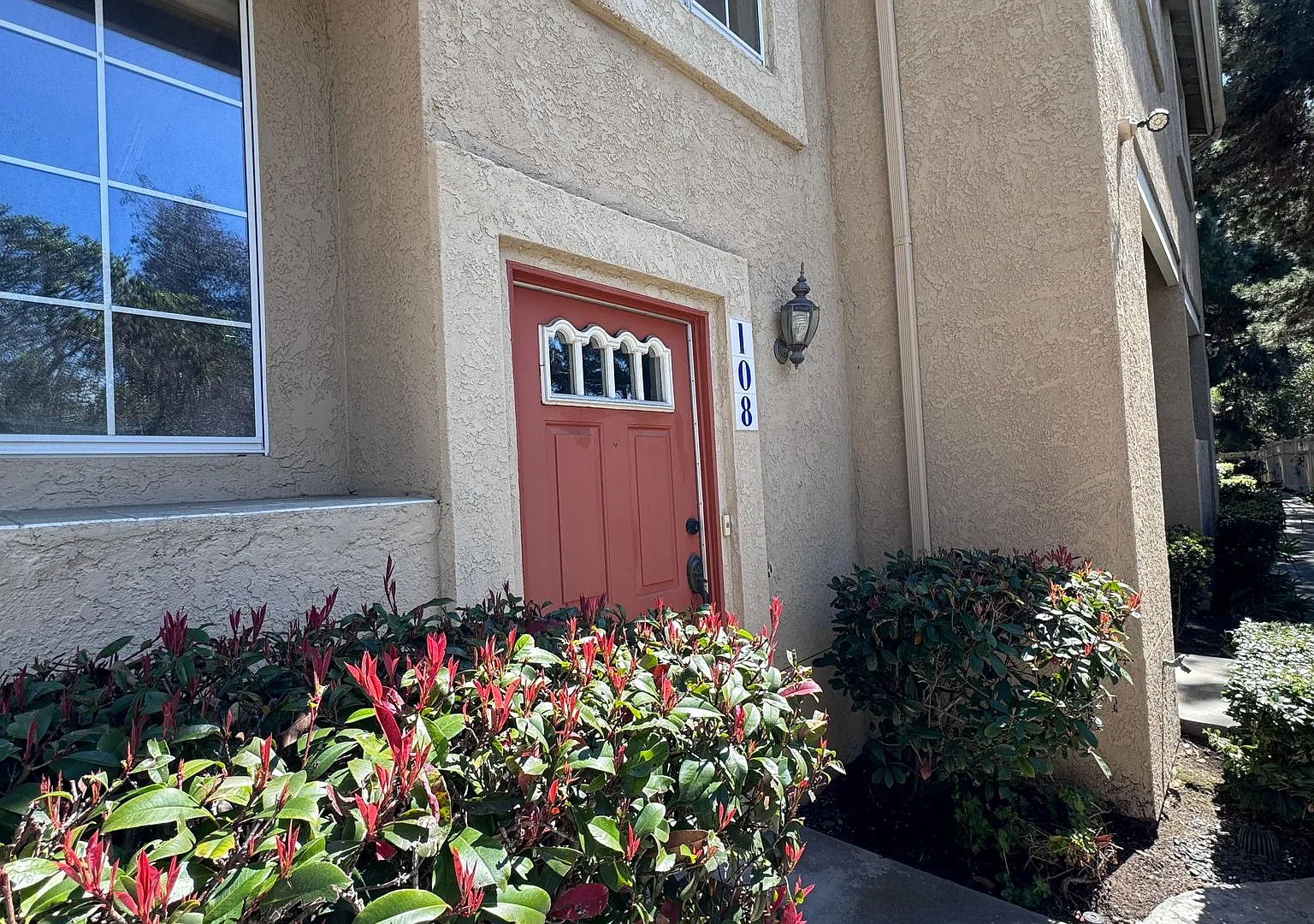 Stunning Townhome in Gated Community — Photo 2
