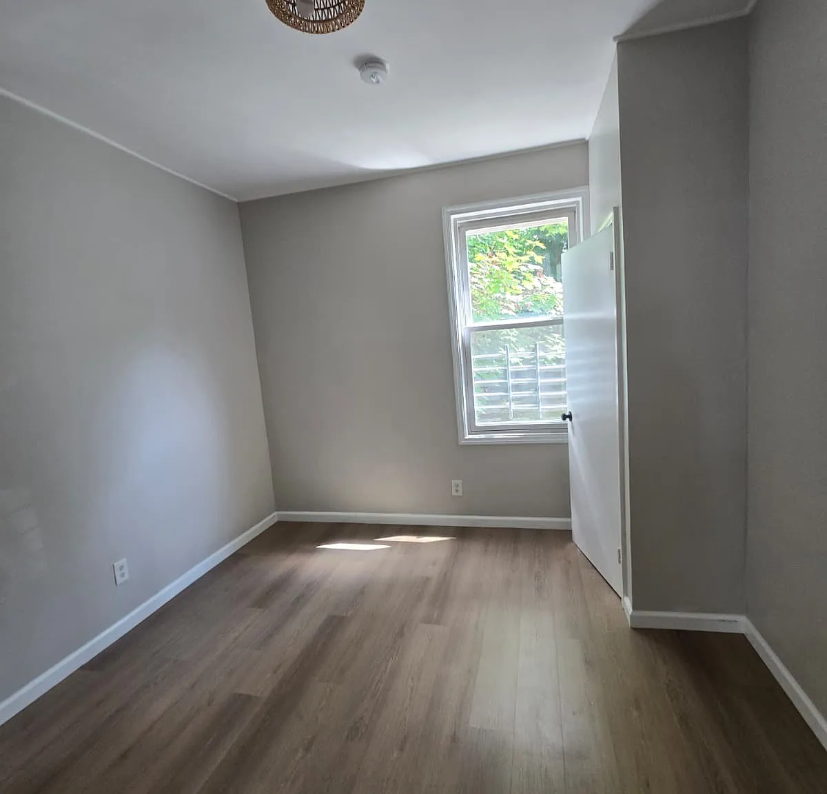 98 Grace St — Photo 4