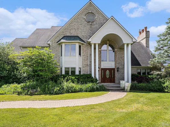 1541 W Buell Rd, Oakland, MI 48363