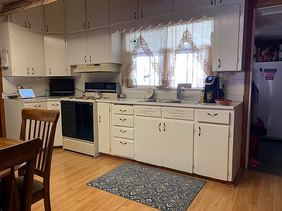 Lots of storage in kitchen