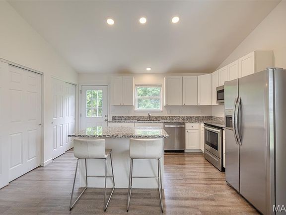 5th image of 21 Cuivre River Dr