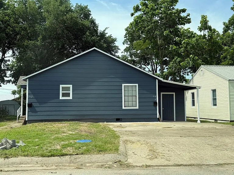 712 Coyne St — Photo 1