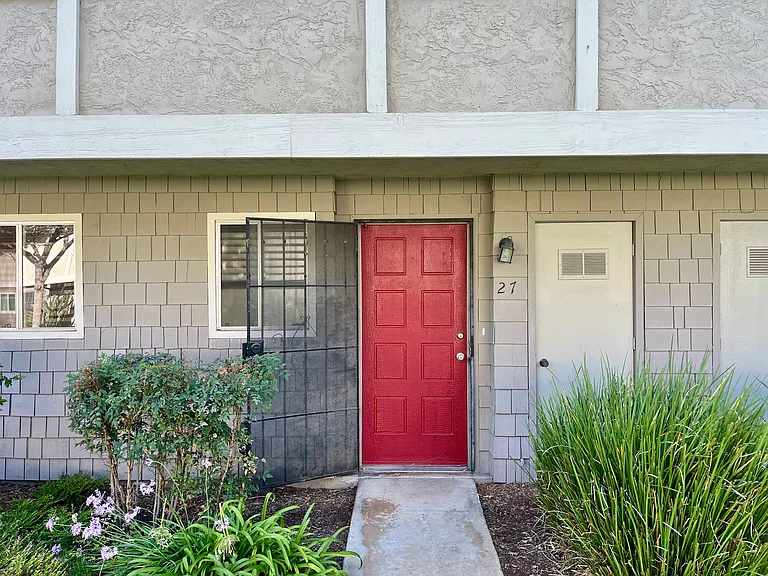 2112 E Vista Way #27 — Photo 2