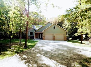 8521 S Harnden Dr, Fremont, MI 49412