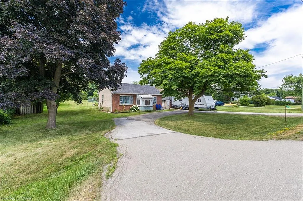 2718 Upper James St photo 1