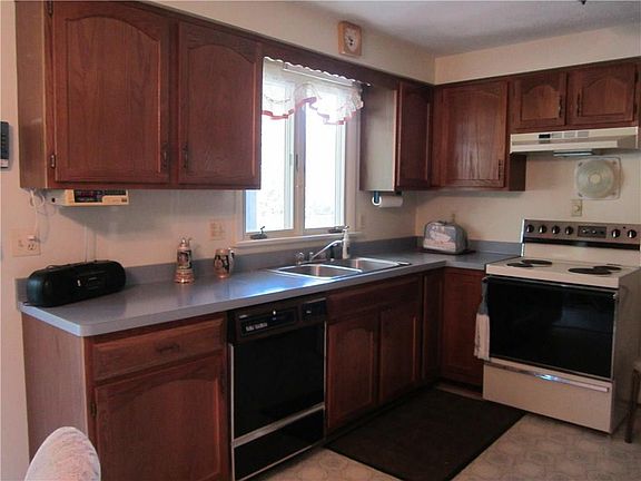 4th image of 32 Renaissance Dr