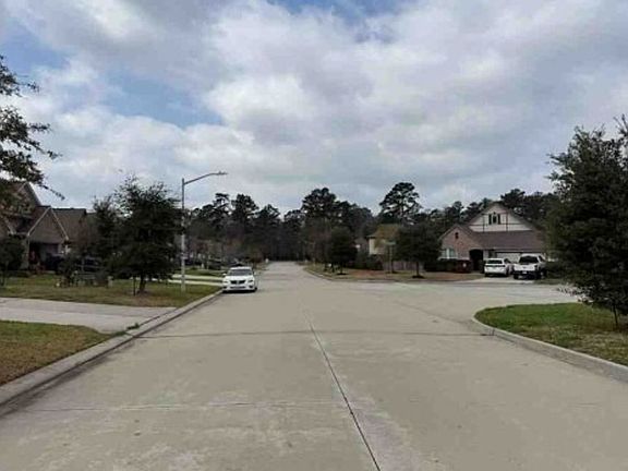 Exterior Neighborhood (street photo)