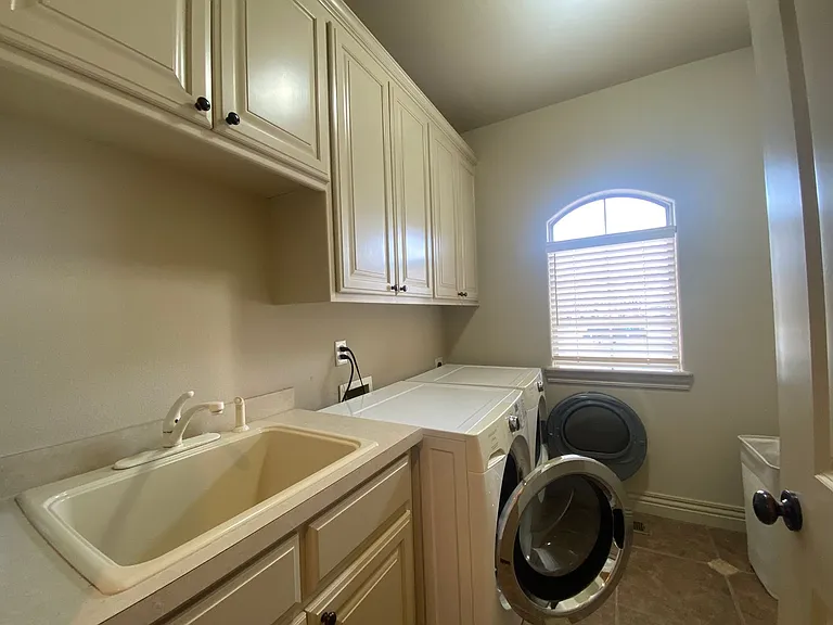 3605 N Narcissus Ave — Photo 29
