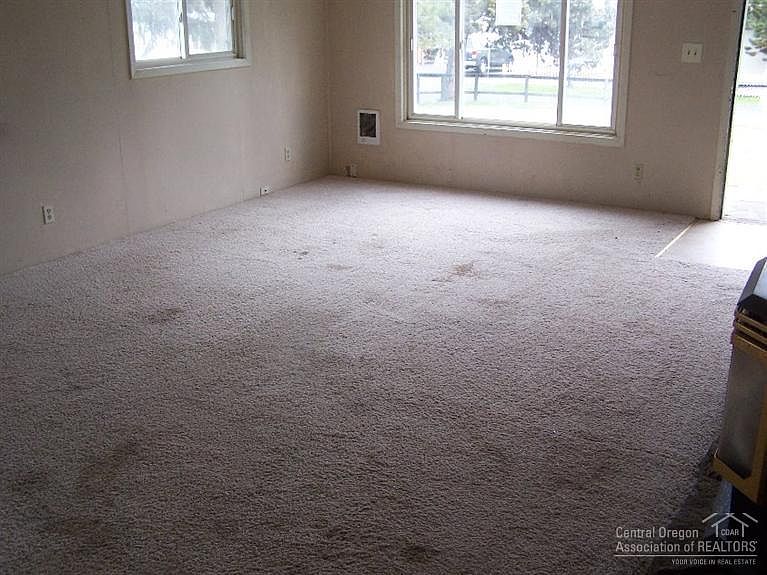 2nd image of 725 SW Cliffside Ln