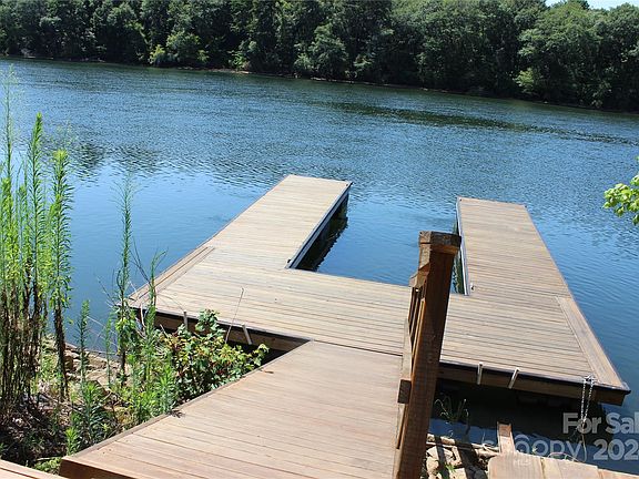 2nd image of 1815 Lake Dr