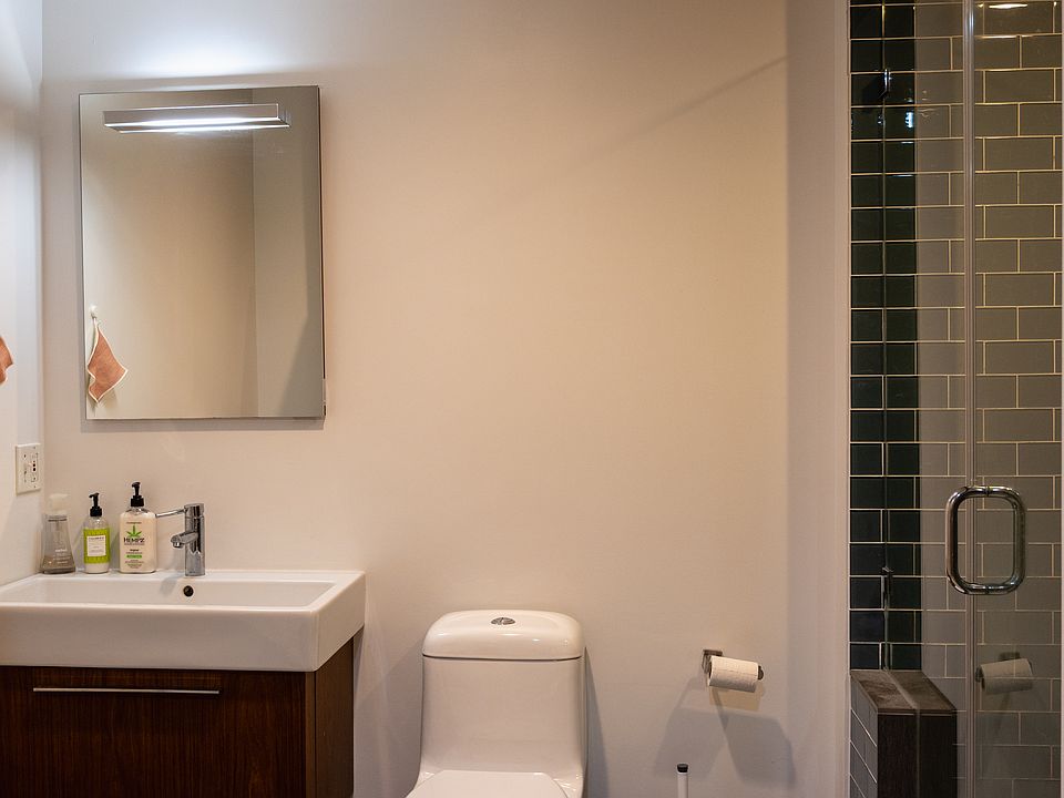 Guest full bath with W/D closet