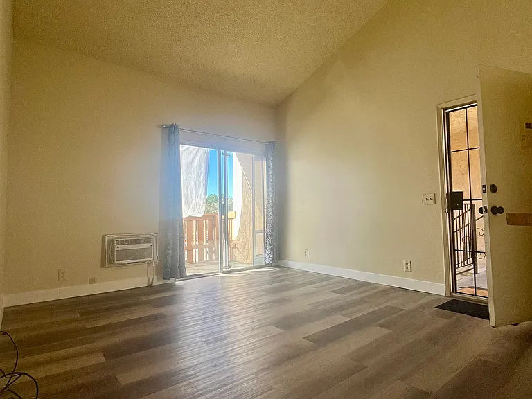 1051 Rock Springs Rd #220 — Photo 1