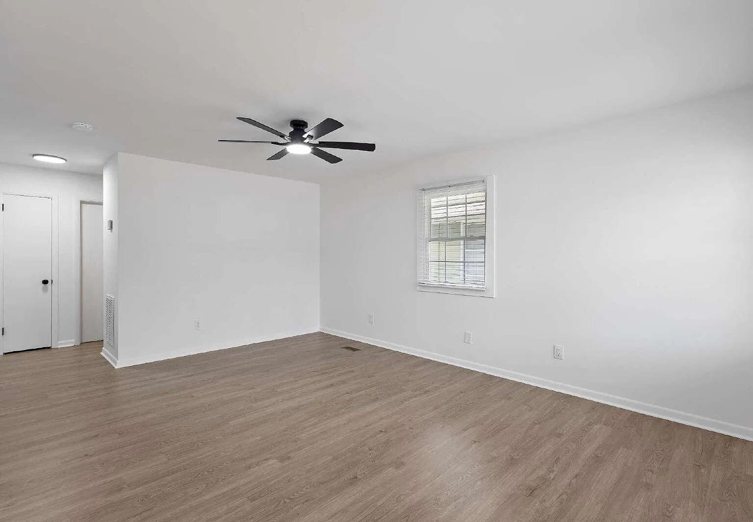 3 bed, 2.0 bath, 1100 sqft, $1,800 — Photo 2