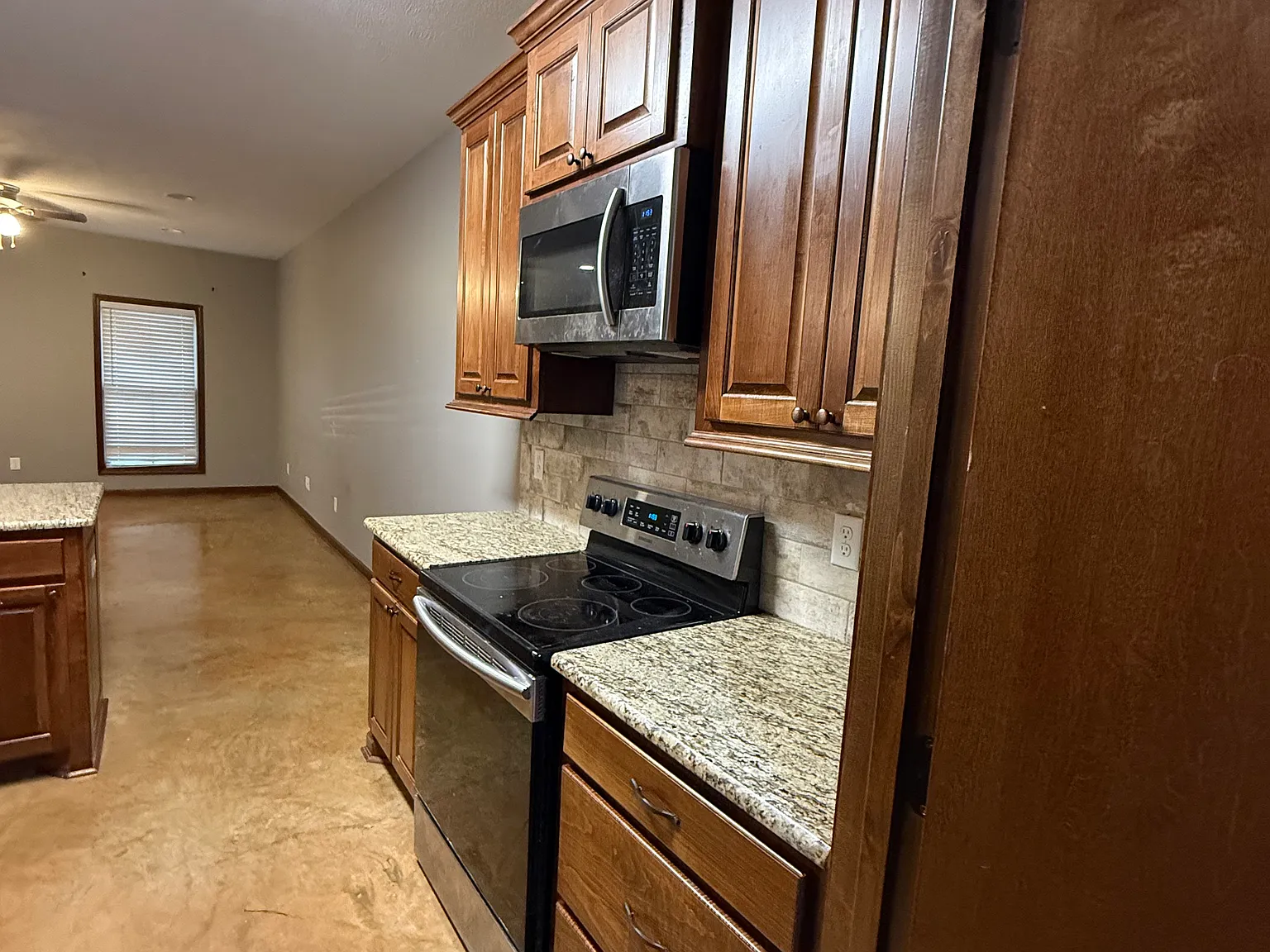 2 bed, 1000 sqft, $1,200 — Photo 3