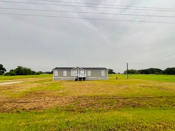 923 Fm 1683, Edna, TX 77962