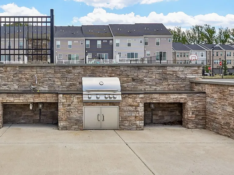 7831 Presidential Pkwy — Photo 26