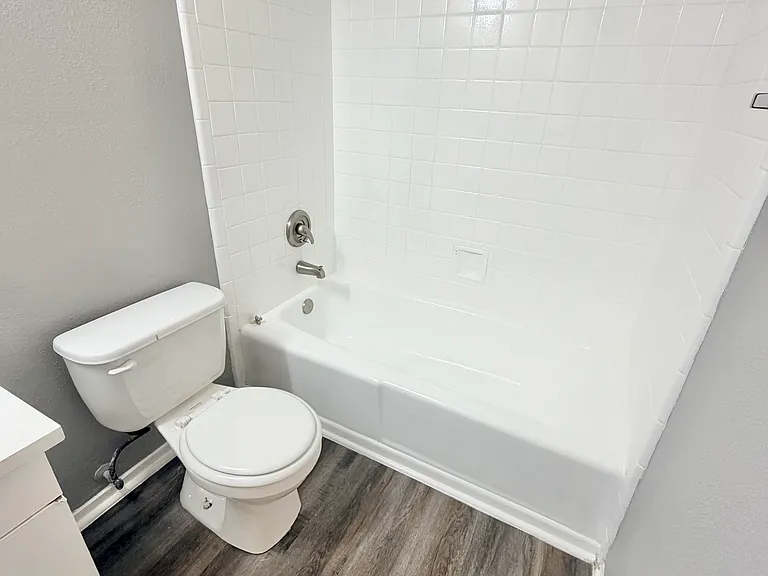102 Charing Cross Ln — Photo 11
