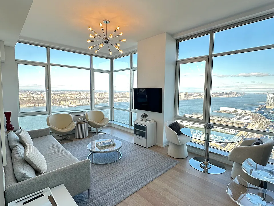 635 W 42nd St #22J