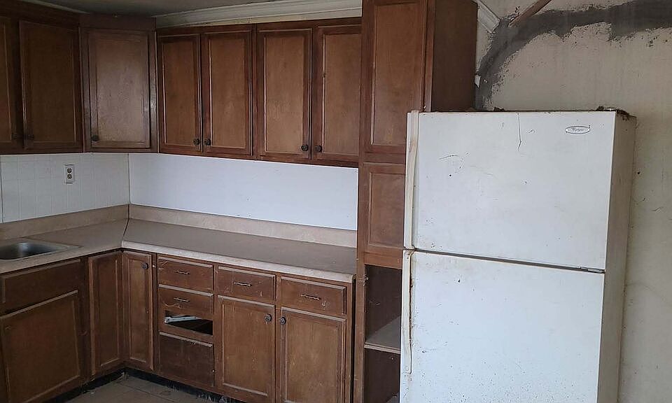 2nd image of 148 E Church St