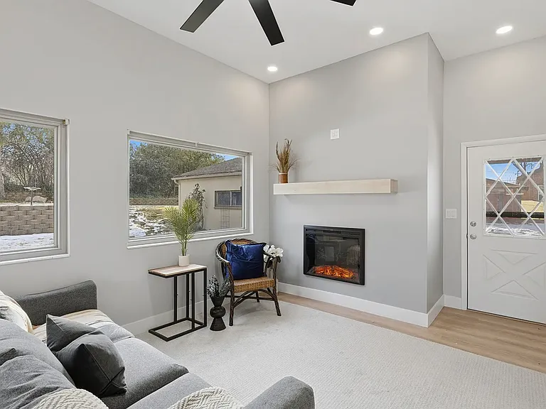 403 Highlight Dr — Photo 2