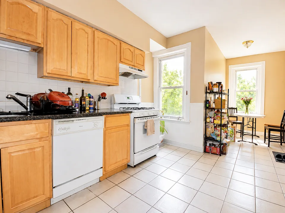 10 Strathmore Rd #1