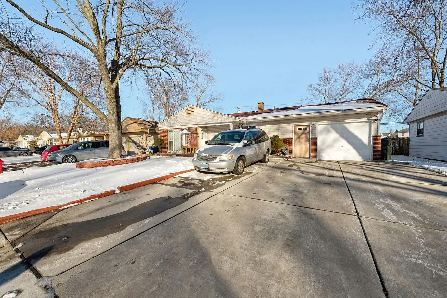 77 Birch St photo 1