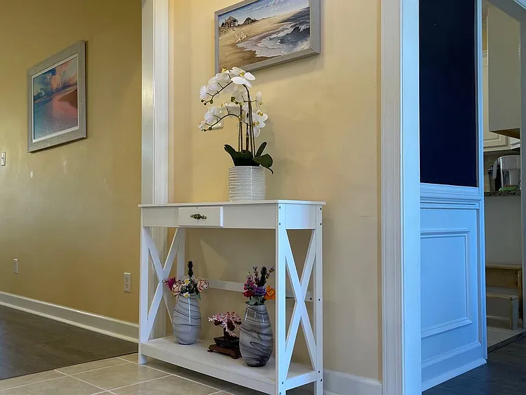 646 Surrey Ln — Photo 2