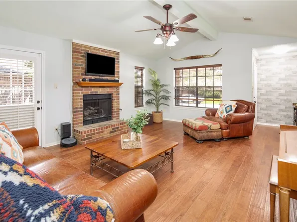 2106 Sleepy Hollow Ln, Bryan, TX 77807