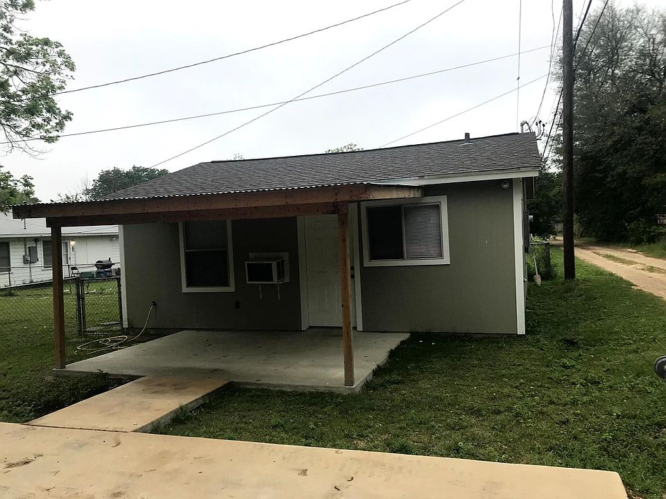 Front of Apartment showing covered patio.