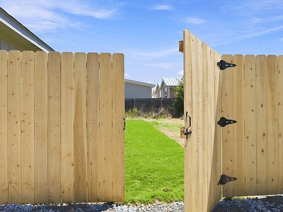 Entrance to Backyard from Driveway