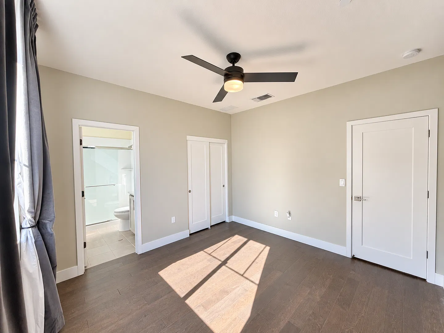 Stunning 4-Bedroom, 4.5-Bathroom, Three-Story Home in Newark! — Photo 4