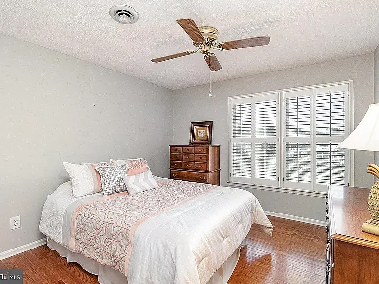 124 Ravenswood Ct — Photo 14