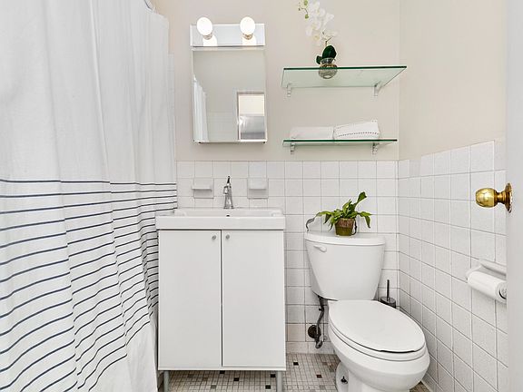 5th image of 175 W 12th St APT 16K