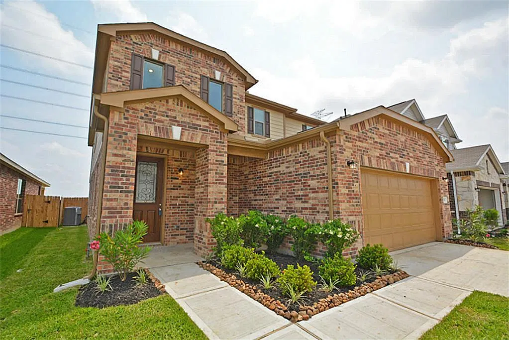 4 bed, 3.0 bath, 2696 sqft, $2,390 — Photo 3