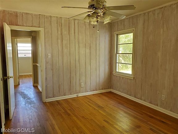 4th image of 553 E Barksdale Dr
