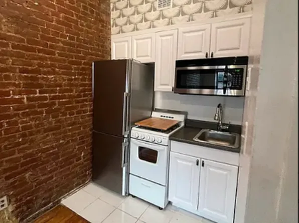 370 West 46th Street image 6 of 9