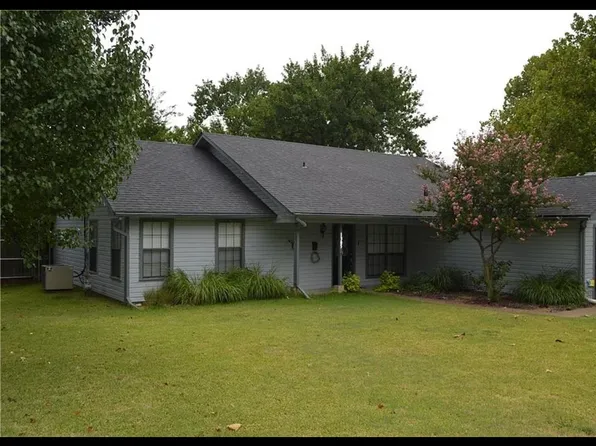 1305 Bois D Arc St, Commerce, TX 75428