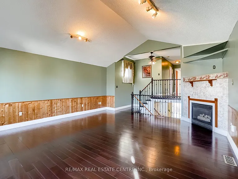 3725 Althorpe Cir N — Photo 23