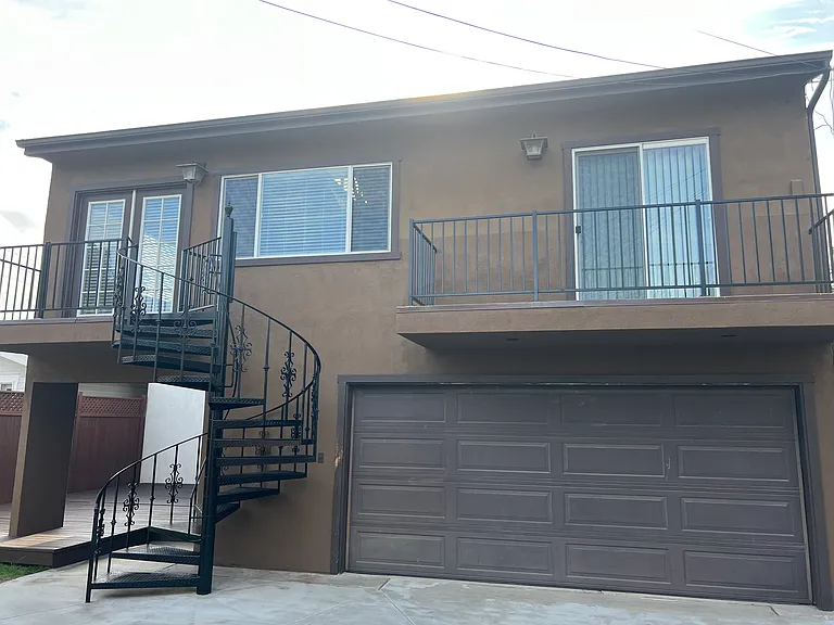 360 N Termino Ave — Photo 1
